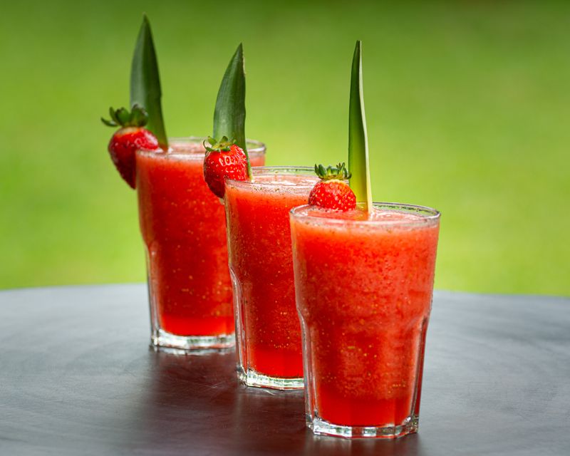 Tre glas jordgubbsgazpacho garnerade med en jordgubbe